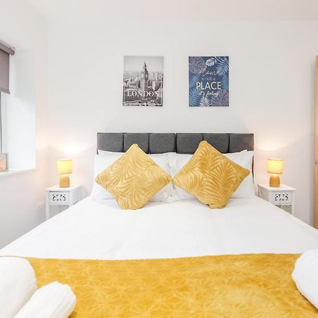 Watford Town Centre, Serviced One Bed Flat With Choice Of King Or Twin Beds, Sleeps Up To 4 Sharing, Free Wifi And Free Movies Лондон Экстерьер фото